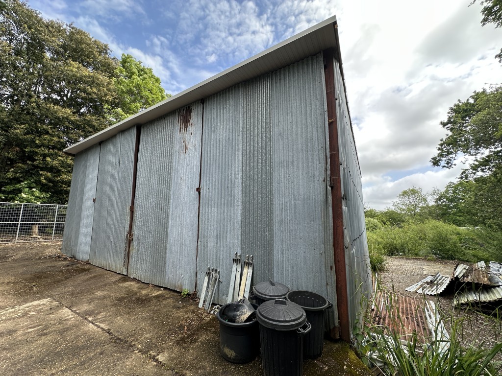 Lot: 60 - TIN BARN WITH POND SET IN APPROXIMATELY ONE ACRE - Tin Barn